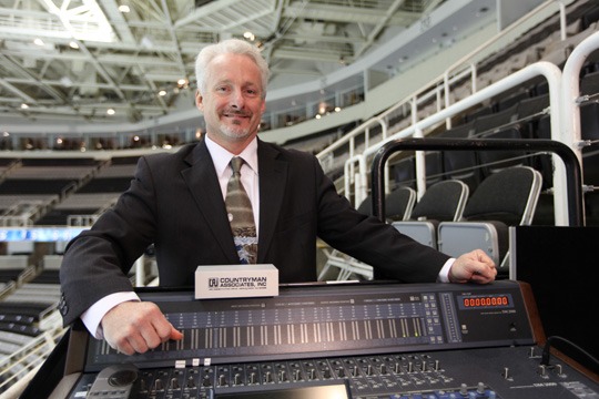 Mike O’Brien of the HP Pavilion with the Type 10S Stereo DI. 